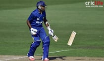 Shapoor Zadran breaks Mahela Jayawardene’s bat into two