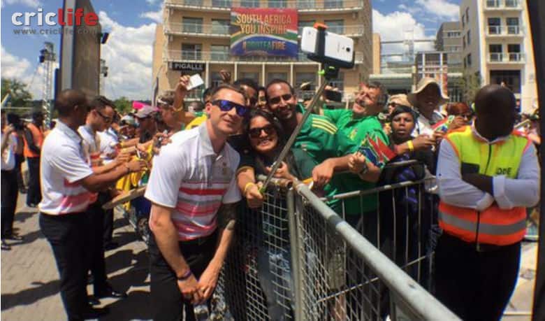 South African team gets a hearty send-off for the ICC Cricket World cup 2015 from their fans