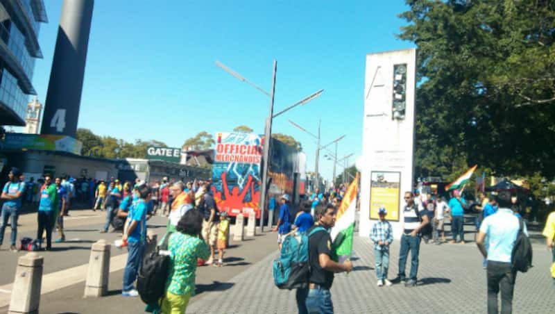Fans from both the teams turned up outside the Sydney Cricket Ground (SCG) way before the gates were opened. Photo courtesy: Nishad Pai Vaidya