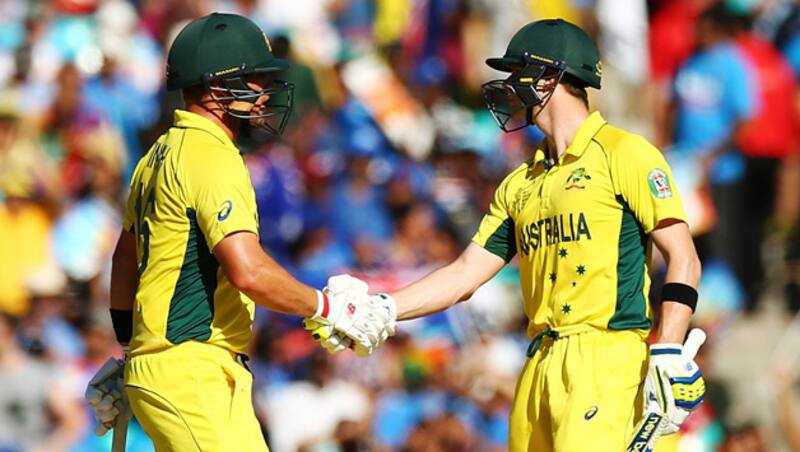 Aaron-Finch-of-Australia-shakes-the-hand-5