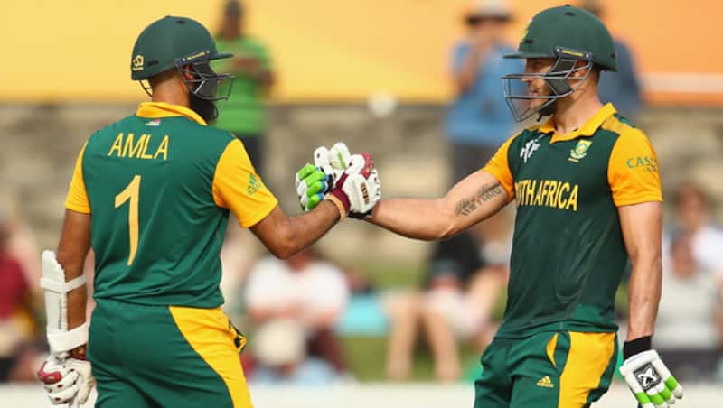 Hashim Amla (left) and Faf du Plessis shared a 247-run partnership for the 2nd wicket &Acirc;&copy; Getty Images