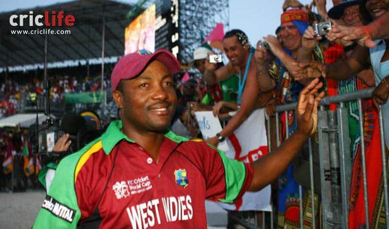 Brian Lara of West Indies walks a lap of honour after his final ODI match against England during ICC Cricket World Cup 2007 at Bridgetown © Getty Images