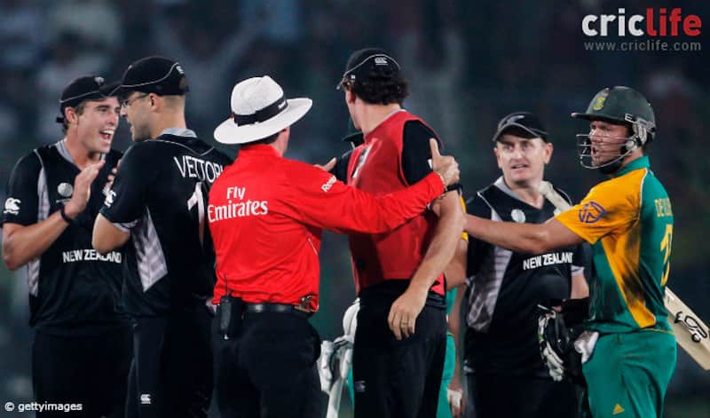 Umpire intervenes in the Kyle Mills and Faf du Plessis altercation
