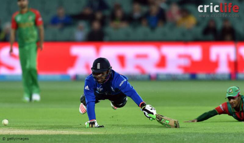 Chris Jordan makes a desperate attempt to make it to the crease