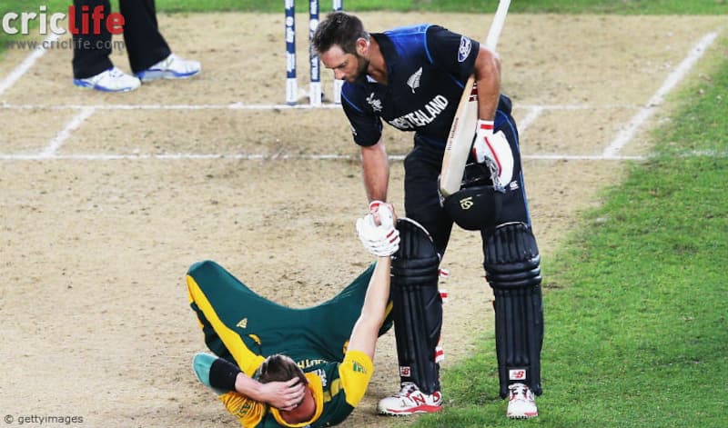 New Zealand&acirc;s Grant Elliott lends his hand to Dale Steyn after his heroic knock