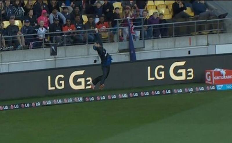 Daniel Vettori takes a spectacular catch