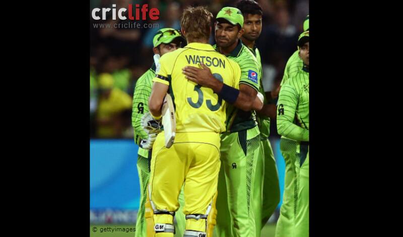 After a fierce contest, Wahab Riaz hugs Shane Watson and congratulates him on the win