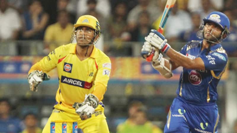 Mumbai Indians take on Chennai Super Kings in IPL 2015 final © IANS