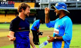 Jonty Rhodes thanks Atapattu for suggesting a magnificent weekend venue