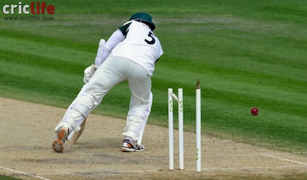Peter Trego sends Alexei Kervezee’s leg-stump for a somersault