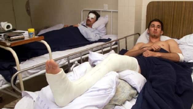 Steve Waugh (left) and Jason Gillespie in Colombo Hospital © Getty Images