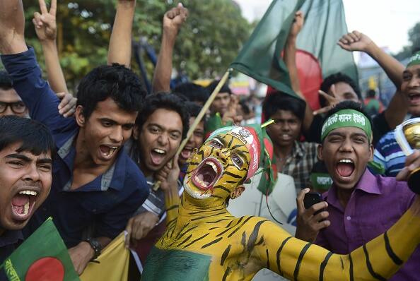 Bangladeshi-cricket-fans-shout-as-they-w