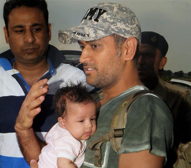 Photo: MS Dhoni and daughter Ziva at Ranchi airport ... - 628 x 555 jpeg 35kB