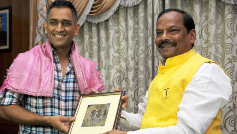 MS Dhoni (Left) and Raman Singh (Right) &Acirc;&copy; PTI