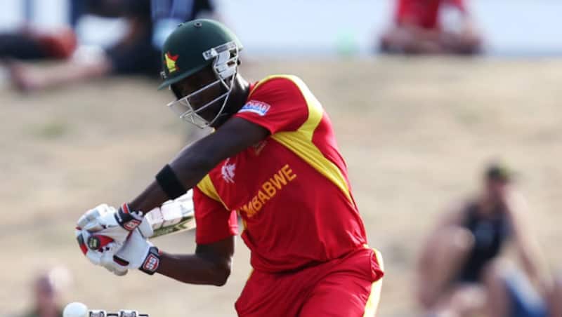 Elton Chigumbura was out for 10 © Getty Images