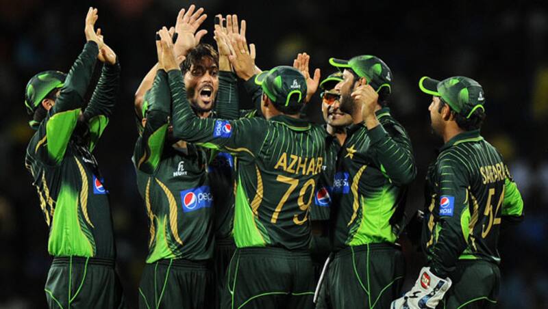 Pakistan-cricketer-Anwar-Ali-(C)-and-teammates-celebrate-after-dismissing-Sri-Lankan