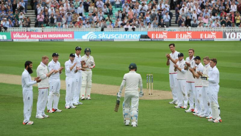 Michael Clarke receives guard of honour from England on Day 1 of the 5th Test at the Oval &Acirc;&copy; Getty Images
