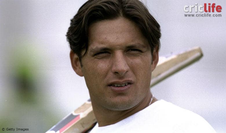 Guess whose bat Shahid Afridi used to hit the then fastest ODI century!