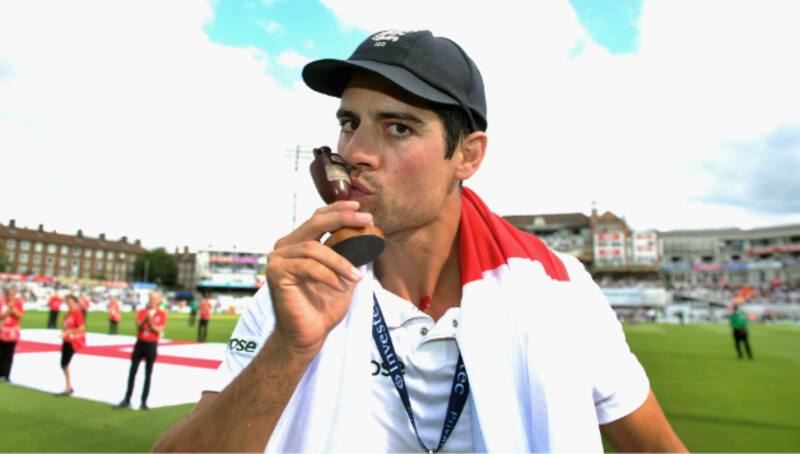 Alastair Cook with the Ashes Urn © Getty Images