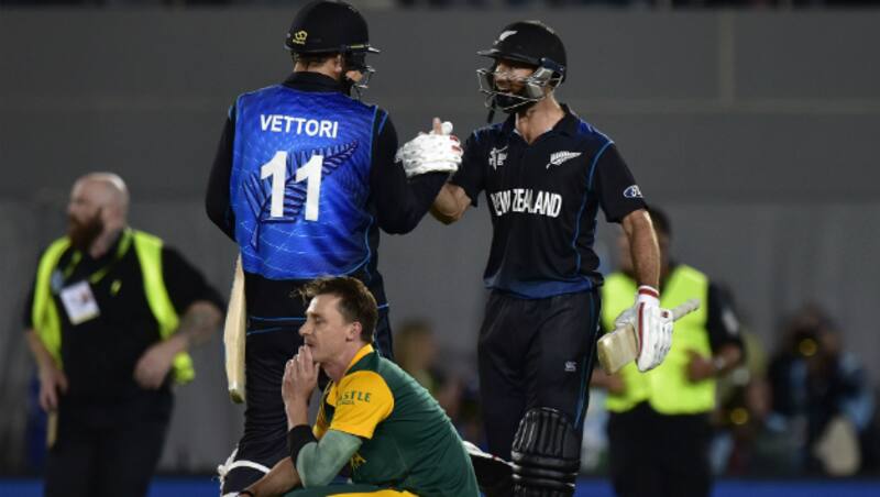 Grant Elliott (right) celebrates with Daniel Vettori after hitting the winning six of Dale Steyn (forward) &Acirc;&copy; AFP