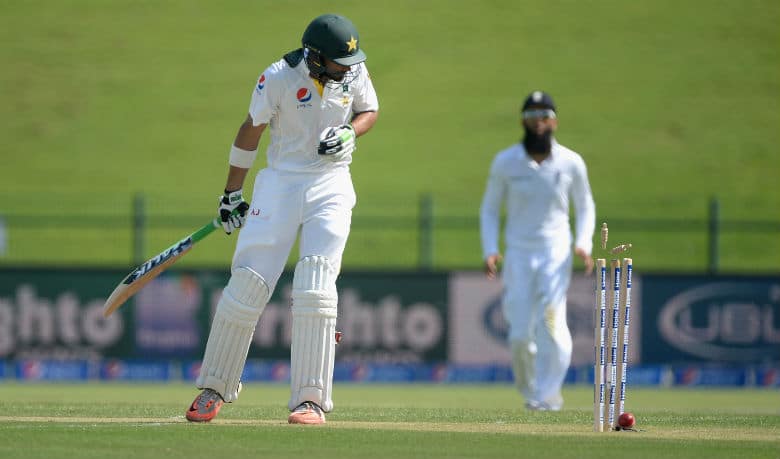 Shan Masood falls prey to James Anderson while taking evasive action