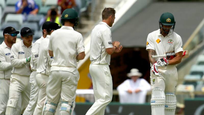 Mitchell Johnson (Extreme Right) walks out to bat for the final time for Australia © Getty Images