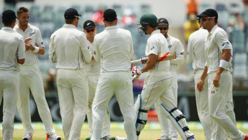 New Zealand players show respect as Mitchell Johnson walks out for the final time in international cricket &copy; Getty Images