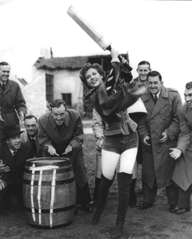 New Zealand cricketers watching Rona Anderson loft a ball somewhere into oblivion. Rabone, extreme left, is looking on. Do note the relief in the eyes of the players. The others are (from left) Martin Donnelly, Walter Hadlee, Frank Mooney, Harry Cave, Merv Wallace, John R Reid. Courtesy: Wikimedia Commons