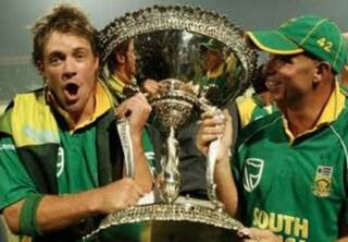 Herschelle Gibbs and AB de Villiers celebrate series win in Pakistan