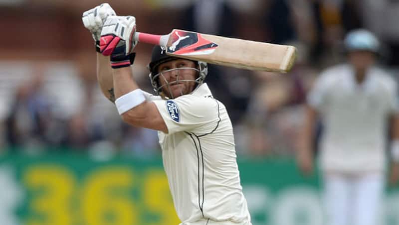 ब्रेंडन मैक्कुलम ने रंगना हेराथ की लगातार दो गेंदों में छक्के लगाकर अपने 100 छक्के पूरे किए © Getty Images