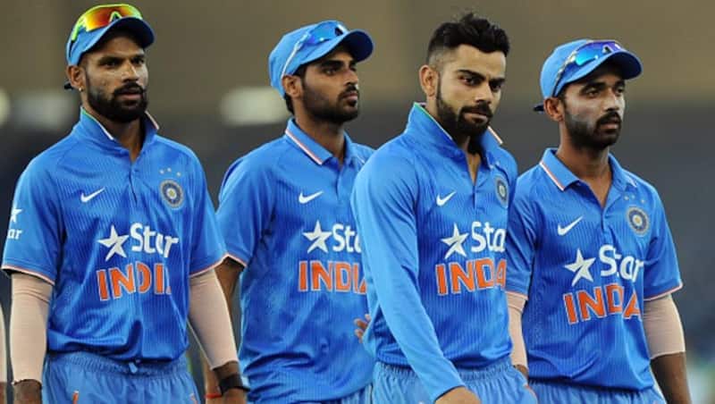 Indian cricketers leave the field after their teams loss in the one-day international cricket match between India and Australia in Perth © Getty Images