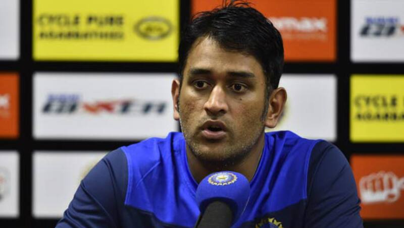 महेन्द्र सिंह धोनी के खिलाफ एक गैरजमानती वारंट जारी किया गया है © IANS