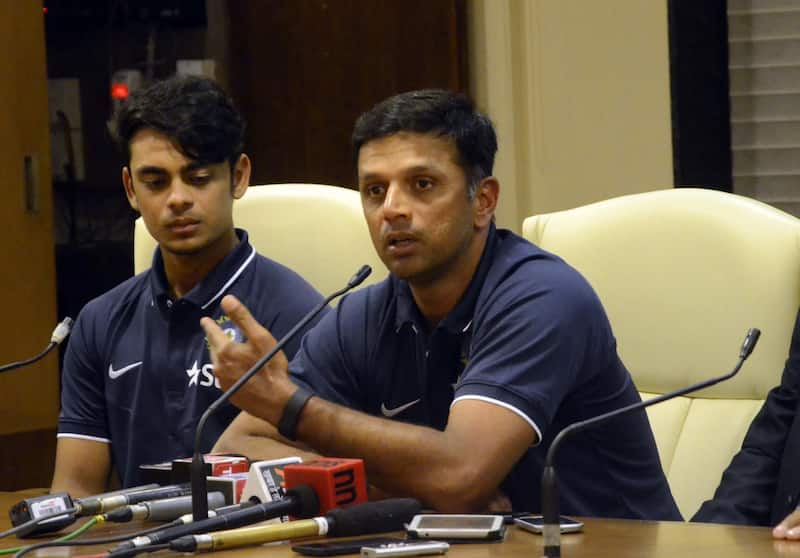 अंडर-19 भारतीय टीम के कोच राहुल द्रविड़ और टीम के कप्तान ईशान किशन संवाददाता संम्मेलन के दौरान © IANS