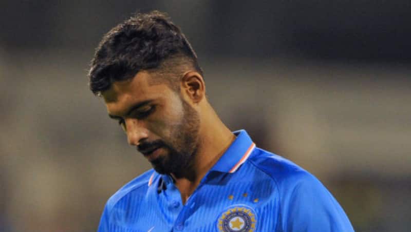 बरिंदर स्रान ने अपने पहले ही मैच में जिस तरह की शानदार गेंदबाजी की आगे के मैचों में महत्वपूर्ण साबित होगी ©AFP