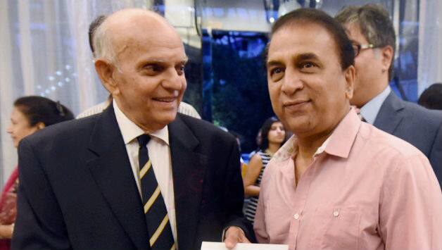 Madhav Apte(L) with former India cricketer Sunil Gavaskar © PTI
