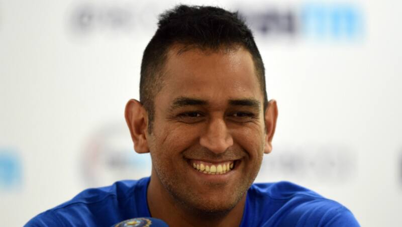 पहले मैच में जीत हासिल करने के बाद धोनी ने अपने युवा गेंदबाजों की तारीफ की © Getty Images