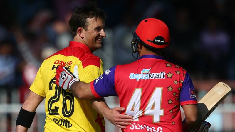 The battle between Shane Bond (Left) and Virender Sehwag is an interesting prospect &Acirc;&copy; Getty Images (File Photo)