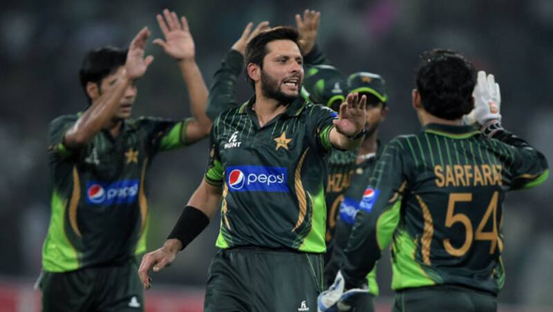 पाकिस्तानी टीम के टी20 कप्तान शाहिद अफरीदी अपने खिलाड़ियों के साथ जश्न में मगन © AFP