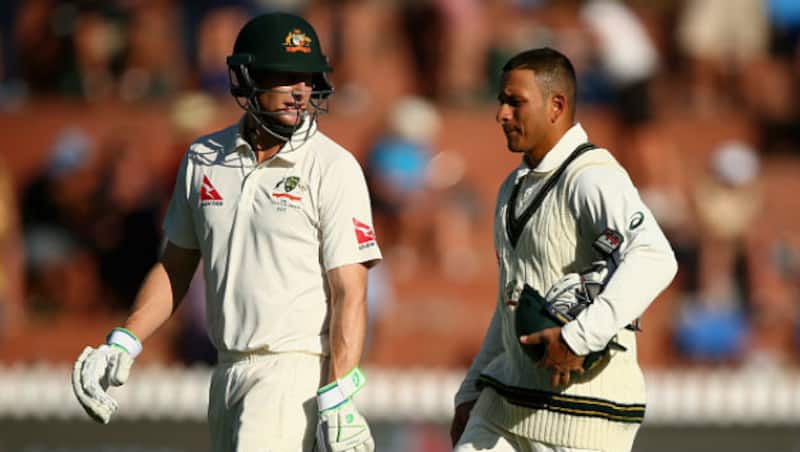 पहले दिन के खेल की समाप्ति पर एडम वोजेस और उस्मान ख्वाजा  पवेलियन वापस लौटतेे हुए © Getty Images