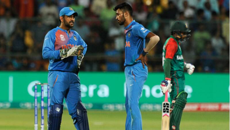 Dhoni goes up to Pandya for pep talk during the match &copy; Getty Images