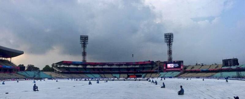 मैदान को कवर से ढंका हुआ है 50 लोग कवर को पकड़कर बैठे हुए Photo courtesy: Twitter