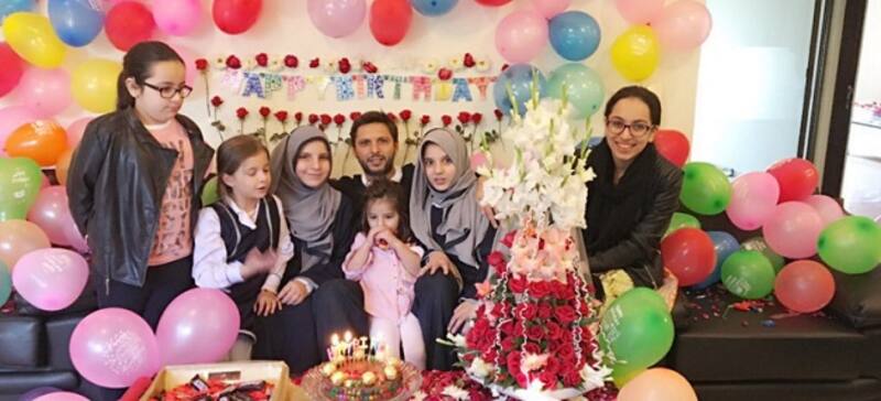 Shahid Afridi with his family. Photo courtesy: Shahid Afridi on Twitter 