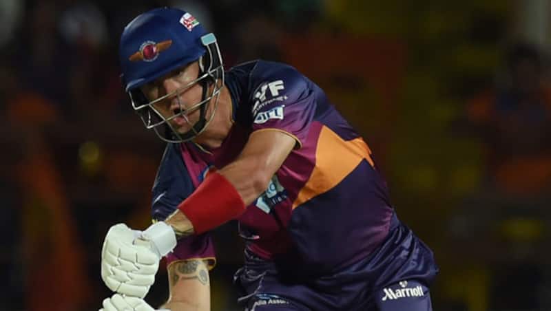 Kevin Pietersen was retired hurt following a calf-injury © AFP