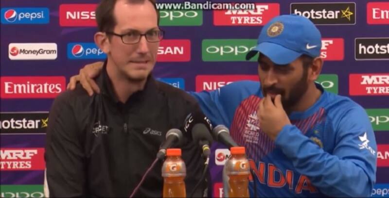 पत्रकार के साथ एम एस धोनी, Screenshot: Youtube 