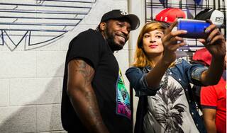 An Indian female fan asks Chris Gayle out for a date; here is what he answers!