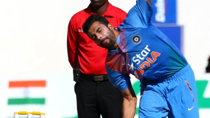 Barinder Sran took 4 wickets as India restricted Zimbabwe at 99 with the loss of 9 wickets &copy; AFP