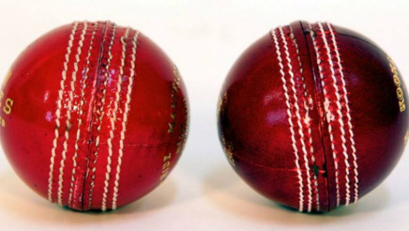 Dukes (left) and Kookaburra cricket balls. Photo courtesy: Dallas Kilponen & Sydney Morning Herald. 