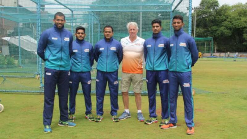 Jeff Thomson with bowlers who will be accopanying him fto Queensland. Photo Courtesy: IDBI Federal Life Insurance Bowling Foundation