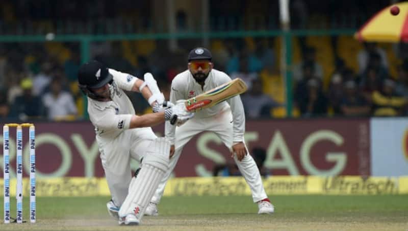 Kane Williamson was at the crease with Tom Latham at the lunch interval &copy; Getty Images
