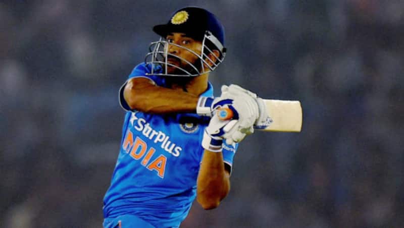 MS Dhoni came to bat at No. 4 in 3rd ODI vs New Zealand and smashed 80 off 91 balls 